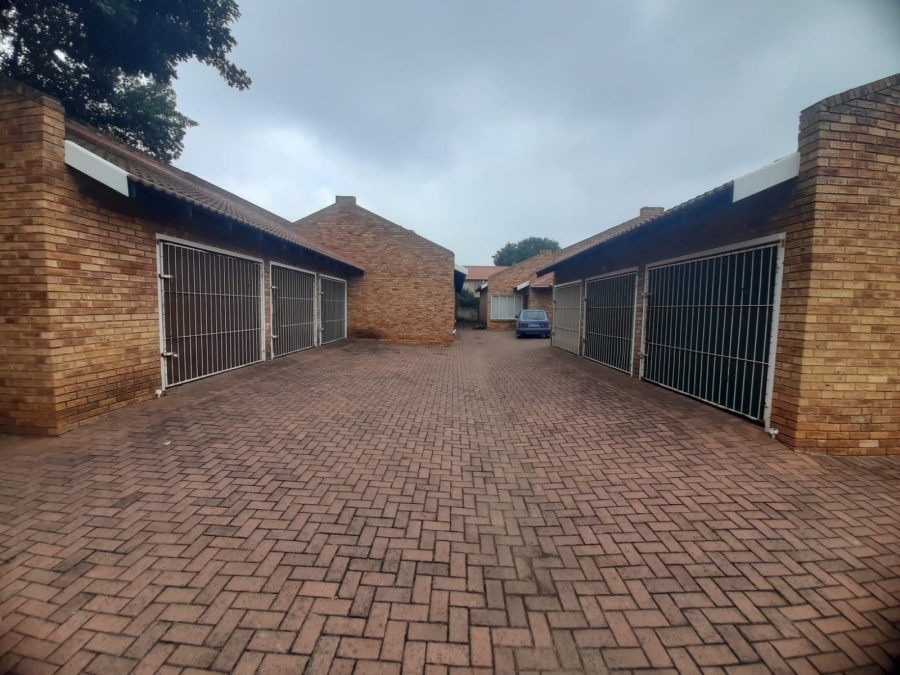 2 Bedroom Property for Sale in Lower Bo-dorp North West